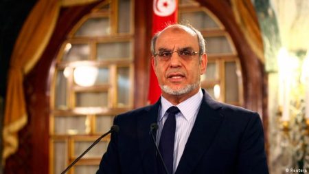 رئيس وزراء تونس الأسبق يضرب عن الطعام