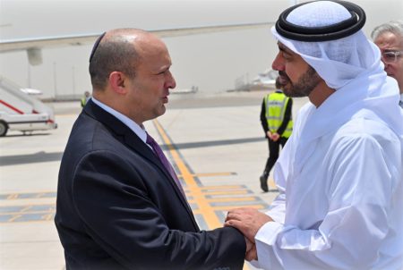 رئيس وزراء الاحتلال يصل الإمارات في زيارة مفاجئة