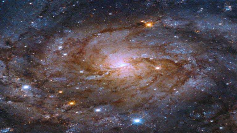 صورة بديعة.. هابل يكتشف المجرة الحلزونية المخفية في الفضاء