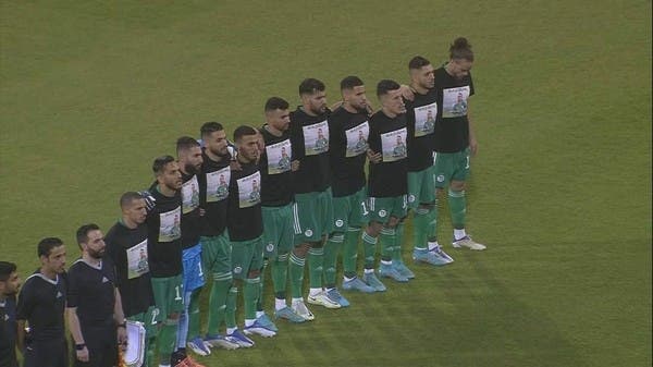 لاعبو منتخب الجزائر يكرمون الراحل بن حمودة