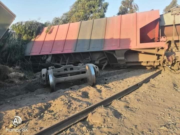 وفاة سيدة بانقلاب قطار بضائع في مصر .. والسلطات تعتذر 