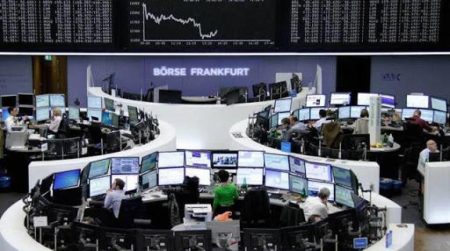 الأسهم الأوروبية تتراجع عند الإغلاق وتسجل خسارة أسبوعية بنسبة 2.5%