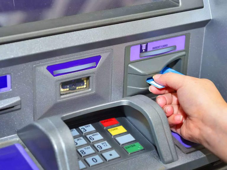 رسوم وعمولات السحب من ماكينات الـ ATM في حالة عدم تجديد الإعفاءات يوليو المقبل