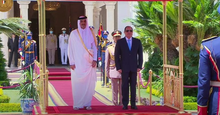 شاهد| السيسي يستقبل أمير قطر في قصر الاتحادية