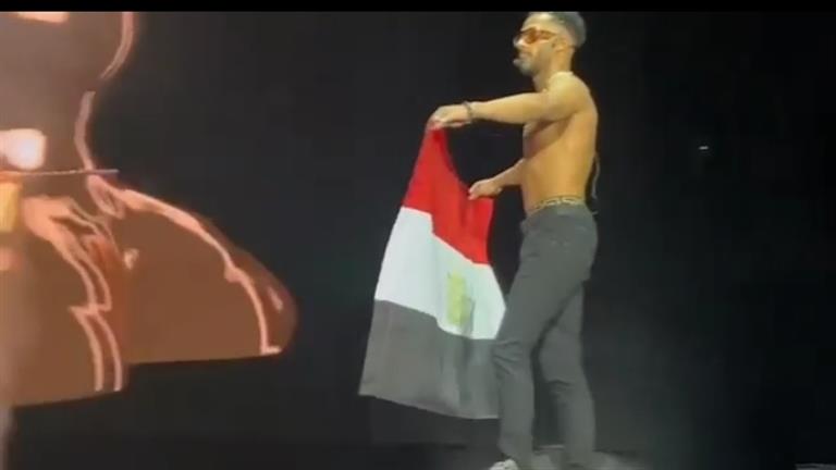محمد رمضان يرفع علم مصر بحفله في تركيا.. والجمهور يتفاعل معه (صور وفيديو)