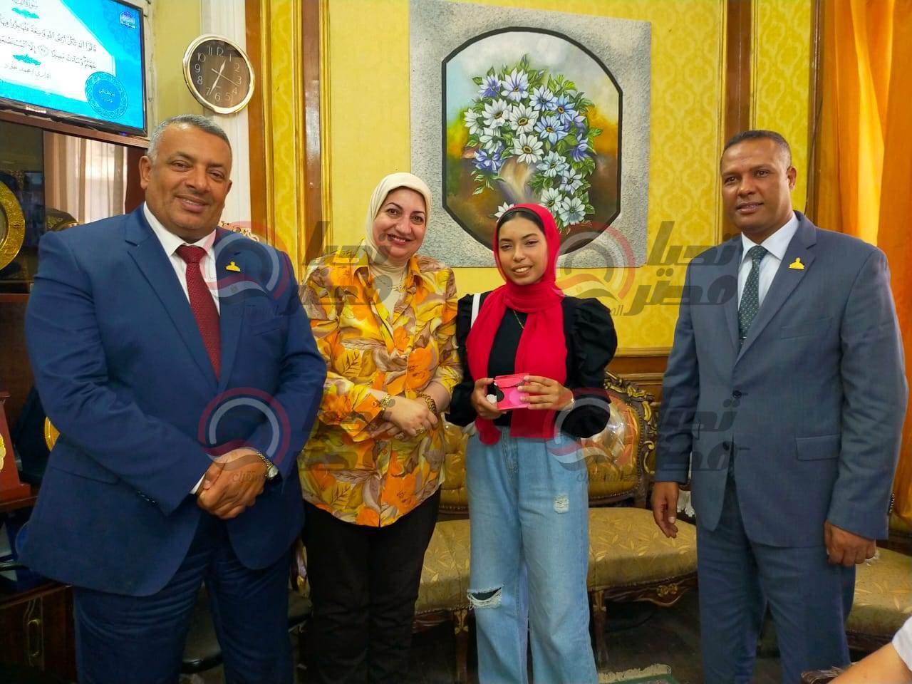 النائب محمد حمزة يهنيء الطالبة بسملة سعيد لحصولها على المركز الأول على الجمهورية