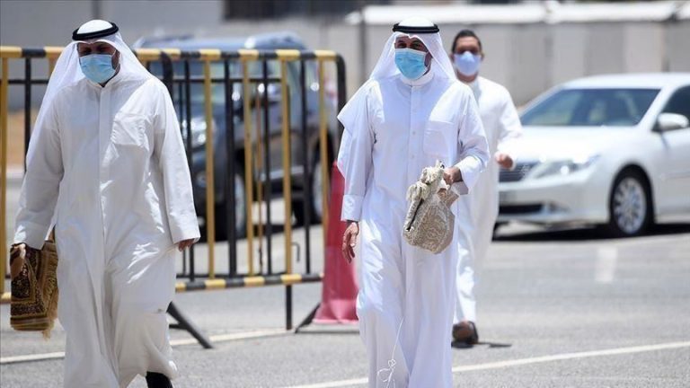 قطر تعيد فرض الكمامات في الأماكن العامة