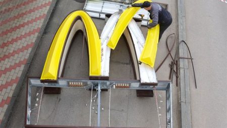 ماكدونالدز تخطط لإعادة فتح مطاعمها في أوكرانيا
