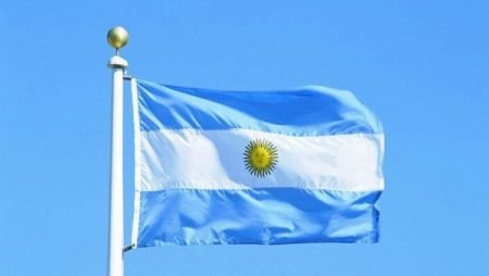 الأرجنتين ترفع سعر الفائدة إلى 69.5% مع مساعي مكافحة التضخم