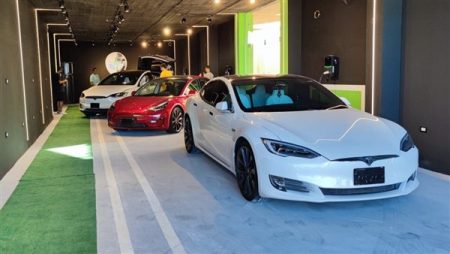 افتتاح أول معرض للسيارات الكهربائية بالساحل الشمالي