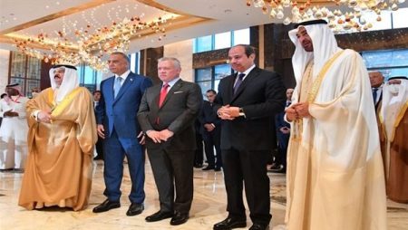 فيديو وصور.. السيسي يستقبل زعماء الإمارات والبحرين والعراق والأردن بالعلمين