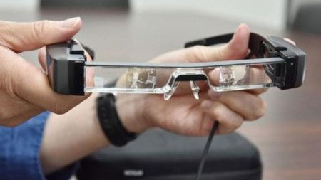 في كوكب اليابان.. نظارات ذكية لمساعدة ضعاف السمع على الاستمتاع بالسينما