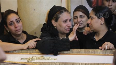 انهيار والدة ثلاثة أطفال من ضحايا حادث كنيسة إمبابة أمام جثامينهم| فيديو وصور