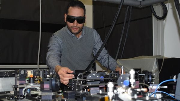 باحث فيزيائي مصري يبتكر شريحة إلكترونية تحمل مليارات البيانات - فيديو