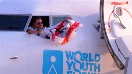 كابتن طائرة بعثة الزمالك يرفع علم النادي أثناء هبوط الرحلة بالدوحة