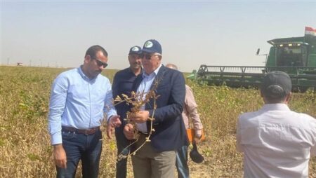 وزير الزراعة يتفقد مشروع مستقبل مصر.. ويتابع حصاد فول الصويا