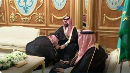 بقُبلة على ركبة ولي العهد.. خالد بن سلمان يؤدي قسم توليه منصب وزير الدفاع السعودي