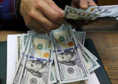سعر الدولار يتراجع إلى 29.8 جنيه بالبنك الأهلي المصري