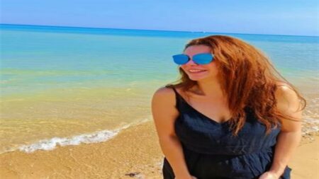 الفنانة دنيا عبد العزيز تنشر صورًا على شاطئ البحر.. والجمهور يعلق