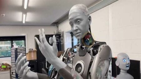 بالفيديو .. الروبوت أميكا يطمئن البشر: لن نسيطر على العالم