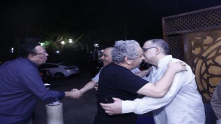 عمر عبدالعزيز يصطحب محمد ياسين في عزاء المخرج علي عبدالخالق (صور)