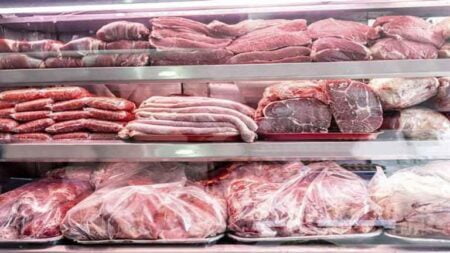 بداية الحرب على اللحمة.. لماذا حظرت مدينة أوروبية إعلانات اللحوم؟
