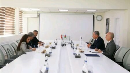 السفير المصري لدى أذربيجان يبحث مع وزير البيئة تعزيز التعاون واستعدادات مؤتمر المناخ