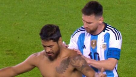 مشجع يقتحم مباراة الأرجنتين وجامايكا ويطلب توقيع ميسي على ظهره| فيديو