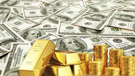 رفع أسعار الفائدة.. ماذا حدث في الدولار والبورصة والذهب؟