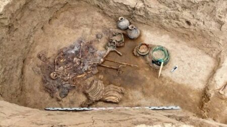 صورة.. العثور على جثمان مقاتل مدفون منذ 2000 سنة