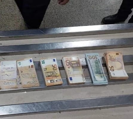 ضبط راكب حاول تهريب 58 ألف يورو و3 آلاف دولار بمطار القاهرة |صور