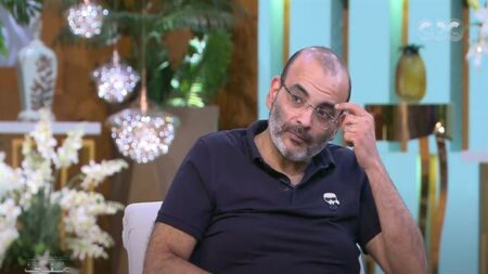 "تصريح مستفز".. أيمن بهجت قمر يرد على مدير القاهرة السينمائي بعد واقعة الصلاة على السجادة الحمراء