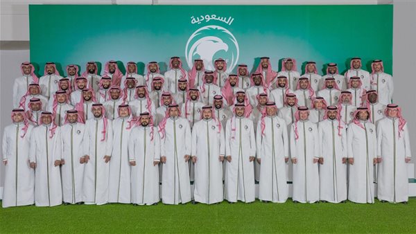 بالجلباب.. منتخب السعودية بالزي الرسمي قبل السفر لكأس العالم في قطر