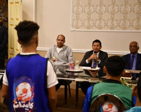 وزير الرياضة يلتقى مجموعة من المواهب المشاركين فى برنامج «كابيتانو مصر»