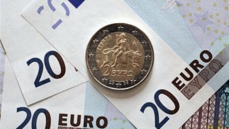 سعر اليورو الأوروبي أمام الجنيه في مصر اليوم الخميس 29-12-2022