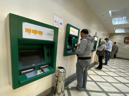 البنك الأهلي يضع حدودًا قصوى جديدة للسحب من بطاقات الخصم خارج مصر