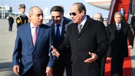 السيسي يبحث مع رجال الأعمال في أذربيجان فرص الاستثمار بمصر