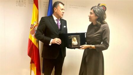 وزير السياحة يلتقي نظيرته الإسبانية في مدريد