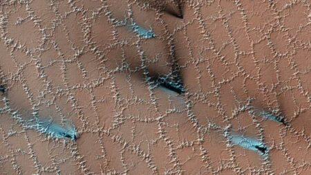 صور مذهلة.. هذا شكل الشتاء المرعب على كوكب المريخ