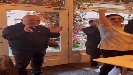 روجينا تحتفل بعيد ميلاد زوجها أشرف زكي في أحد المطاعم (فيديو)