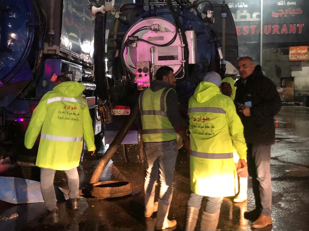 شفط مياه الأمطار بحي الدقي لتيسير حركة المرور لسير المواطنين 4 شفط مياه الأمطار بحي الدقي لتيسير حركة المرور لسير المواطنين