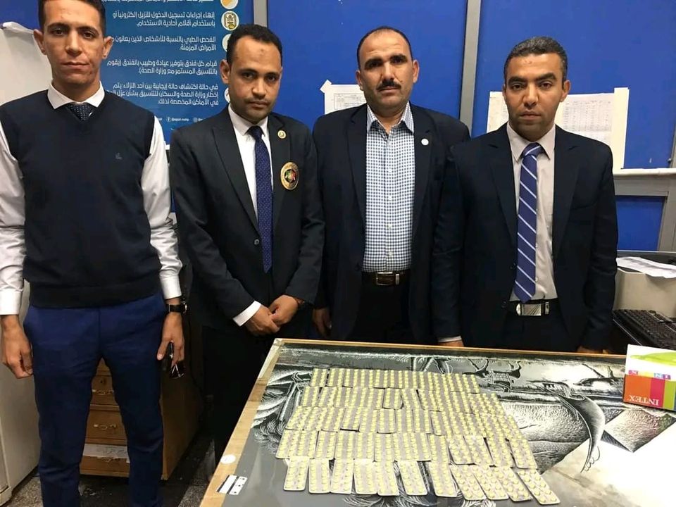 ضبط 1000 قرص مخدر بحوزة راكب أجنبي في مطار الغردقة 1 ضبط 1000 قرص مخدر بحوزة راكب أجنبي في مطار الغردقة
