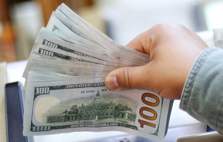 سعر الدولار يصل إلى 26 جنيهًا بالبنك الأهلي المصري في منتصف التعاملات
