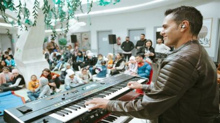 هشام خرما يُشارك أطفال مستشفى 57357 في جلسات الموسيقى العلاجية (صور)