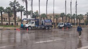 نشر معدات وسيارات لشفط مياه الأمطار بحي جنوب الجيزة