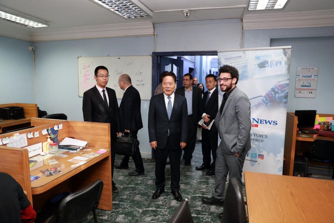 A delegation from Xinhua, China's state-run news agency, led by Yuan Bingzhong, Deputy President of Xinhua News Agency, paid a visit to the headquarters of Daily News Egypt in Cairo