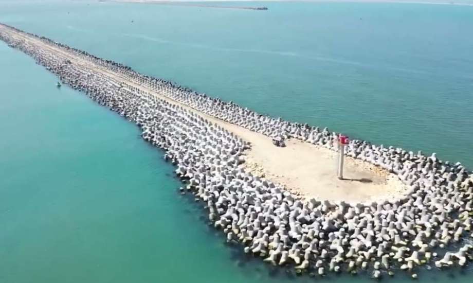فيديو| النقل تعلن الانتهاء من إنشاء حاجز الأمواج الشرقي بميناء دمياط