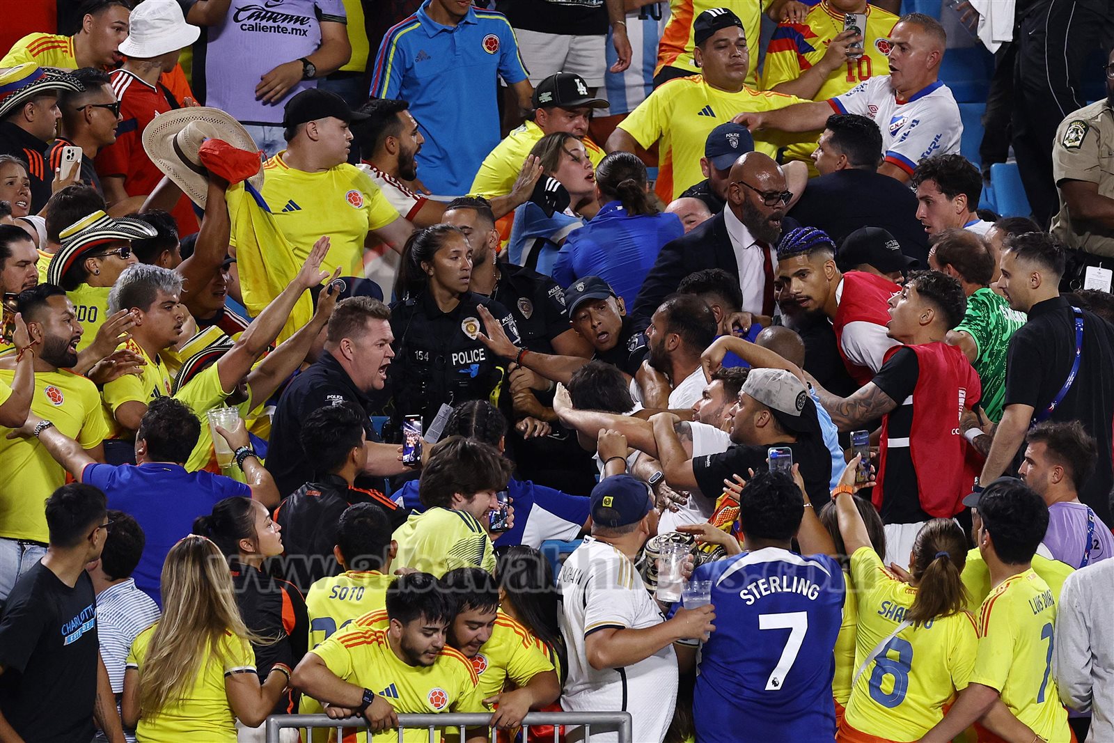 اشتباكات مباراة أوروجواي كولومبيا