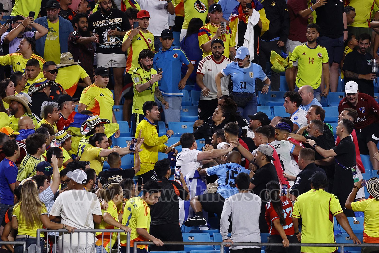 اشتباكات مباراة أوروجواي كولومبيا 4