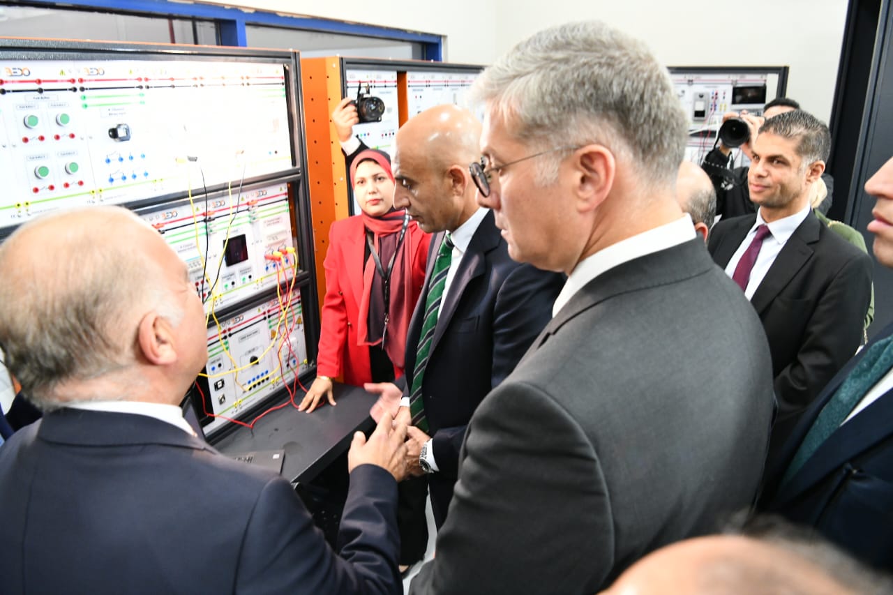 وزير البترول يتفقد عددا من مشروعات التنمية المجتمعية لدعم أهالي بورسعيد 12 وزير البترول يتفقد عددا من مشروعات التنمية المجتمعية لدعم أهالي بورسعيد